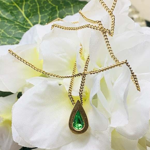 10” Goldtone (AVON) Necklace Faux Emerald Green Teardrop Pendant - Picture 2 of 7